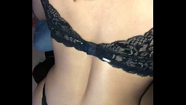 Er hat seine Frau und die Wette verloren. Eine heiße, frisch verheiratete Frau muss ihre Muschi hergeben, um die Wette zu begleichen, die der gutmütige Cuckold beim Spiel verloren hat.  | Pornofilm